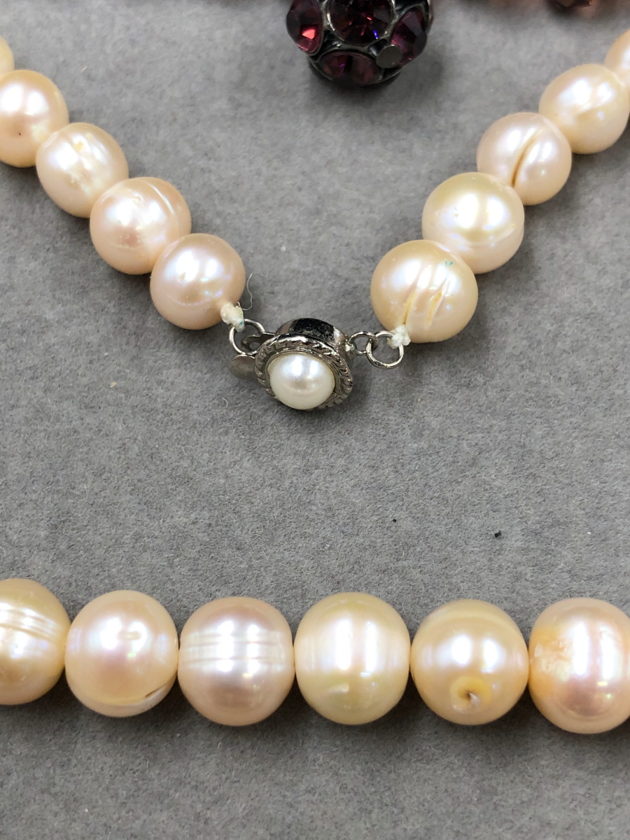 A HALLMARKED SILVER STONE SET BRACELET, TOGETHER WITH A SILVER PEBBLE AND MOTHER OF PEARL DISC - Image 3 of 13