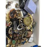A QUANTITY OF MAINLY VINTAGE COSTUME JEWELLERY TO INCLUDE BEADS, BROOCHES, A LARGE SILVER BROOCH,