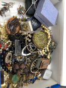 A QUANTITY OF MAINLY VINTAGE COSTUME JEWELLERY TO INCLUDE BEADS, BROOCHES, A LARGE SILVER BROOCH,