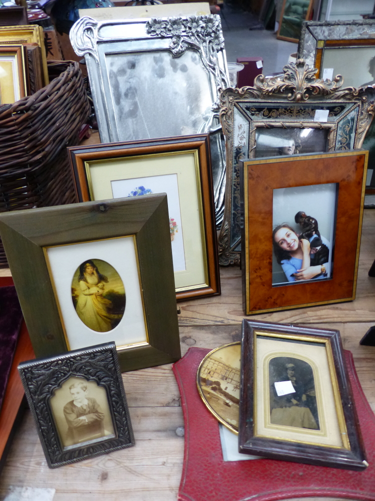 A QUANTITY OF DECORATIVE VINTAGE STYLE PHOTO FRAMES AND MIRRORS ETC. - Image 9 of 13