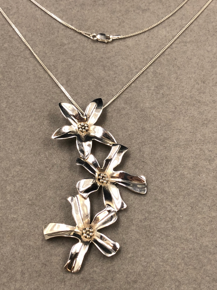 A SILVER FLORAL CONTEMPORARY STYLISED PENDANT SUSPENDED ON A SILVER CURB CHAIN. PENDANT LENGTH 7. - Image 2 of 5