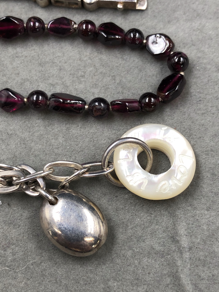 A HALLMARKED SILVER STONE SET BRACELET, TOGETHER WITH A SILVER PEBBLE AND MOTHER OF PEARL DISC - Image 9 of 13