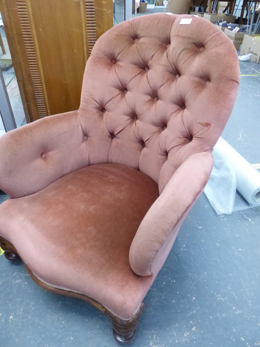 A NEAR PAIR OF VICTORIAN BUTTON BACK ARMCHAIRS - Image 39 of 42