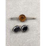 SILVER AND ORANGE FACETED PASTE BAR BROOCH, TOGETHER WITH A PAIR OF ANTIQUE BULLS EYE AGATE EARRINGS