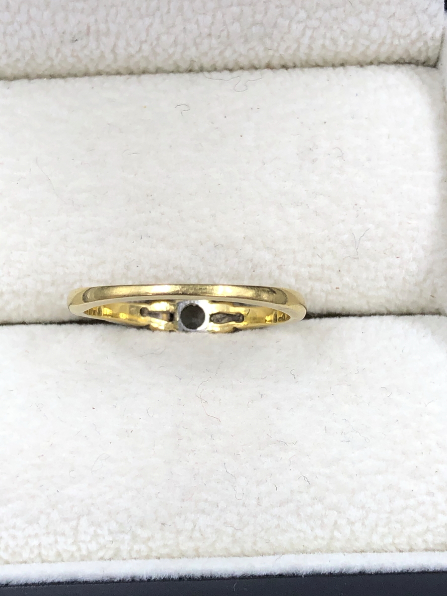 AN 18ct YELLOW GOLD VINTAGE DIAMOND RING WITH DIAMOND SET SHOULDERS, SET IN A 9ct WHITE GOLD HEAD. - Image 4 of 5
