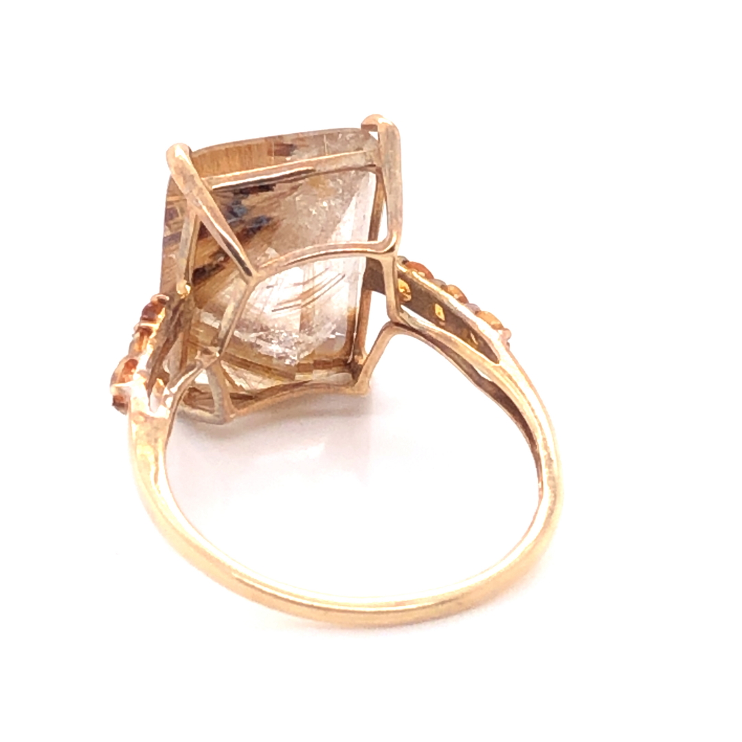 A 9CT HALLMARKED YELLOW GOLD AND RUTILATED QUARTZ DRESS RING WITH STONE SET SHOULDERS. FINGER SIZE - Image 3 of 3