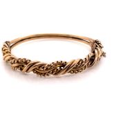 AN ANTIQUE 9ct STAMPED OLD GOLD HINGED BANGLE, WITH WOVEN ROPE DESIGN, INDISTINCT INSCRIPTION WITHIN