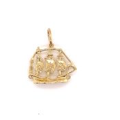A 9ct YELLOW GOLD GALLEON SHIP CHARM / PENDANT. WEIGHT 2.5grms.