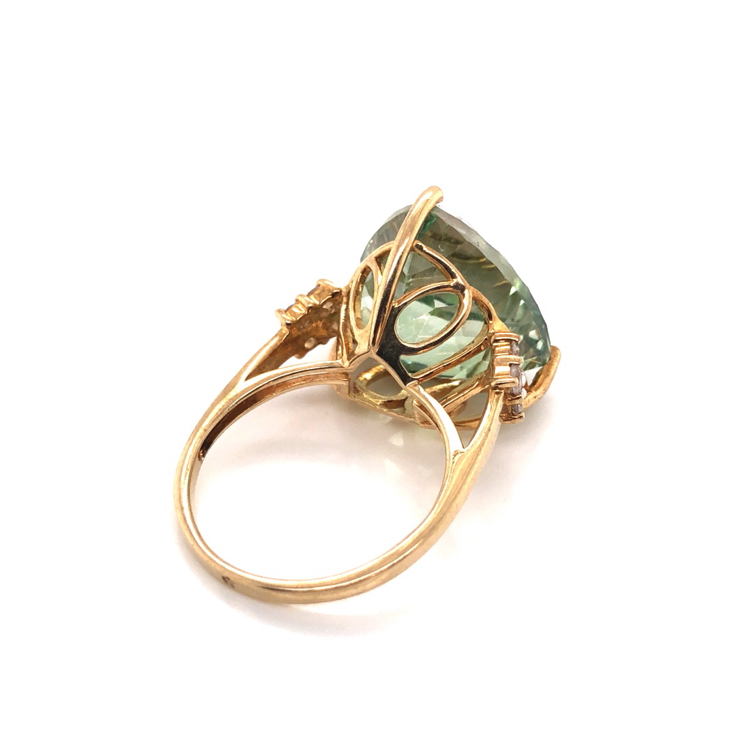 A 9ct HALLMARKED GOLD, AND GEMSTONE COCKTAIL RING. THE GREEN TRILLION CUT GEMSTONE IN A RAISED THREE - Image 2 of 3