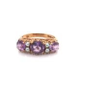 A VINTAGE 9ct HALLMARKED GOLD AMETHYST AND PEARL SEVEN STONE GRADUATED CARVED HALF HOOP RING DATED