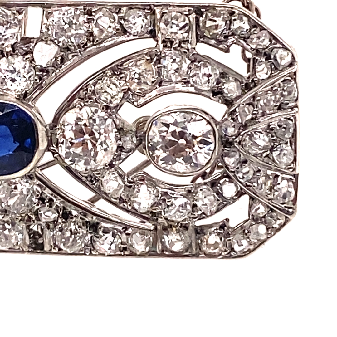 AN EDWARDIAN SAPPHIRE AND DIAMOND PANEL BROOCH. THE CENTRE OVAL MIXED CUT SAPPHIRE A MEDIUM TO - Image 4 of 6