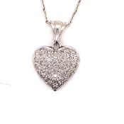 A 9ct HALLMARKED WHITE GOLD AND DIAMOND SET HEART SHAPED PENDANT SUSPENDED ON A 9ct WHITE GOLD