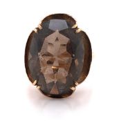 A VINTAGE 9ct GOLD HALLMARKED SMOKY QUARTZ DRESS RING. THE OVAL QUARTZ HELD IN A DOUBLE FOUR CLAW