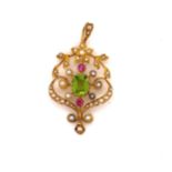 AN ANTIQUE EDWARDIAN ART NOUVEAU 15ct GOLD PERIDOT, SEED PEARL AND RUBY FLORAL PENDANT. MEASUREMENTS