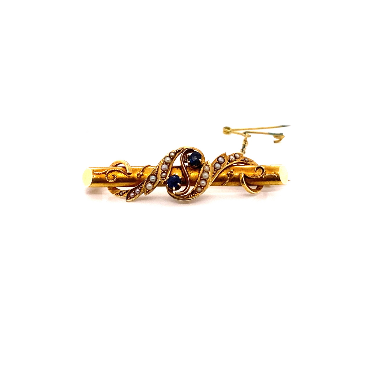 AN ANTIQUE 15ct STAMPED YELLOW GOLD SAPPHIRE AND SEED PEARL BAR BROOCH WITH APPLIED SCROLL DESIGN - Image 2 of 2