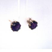 A PAIR OF VINTAGE 9ct YELLOW GOLD AMETHYST STUD EARRINGS. THE BRILLIANT CUT AMETHYST IN A CLAW