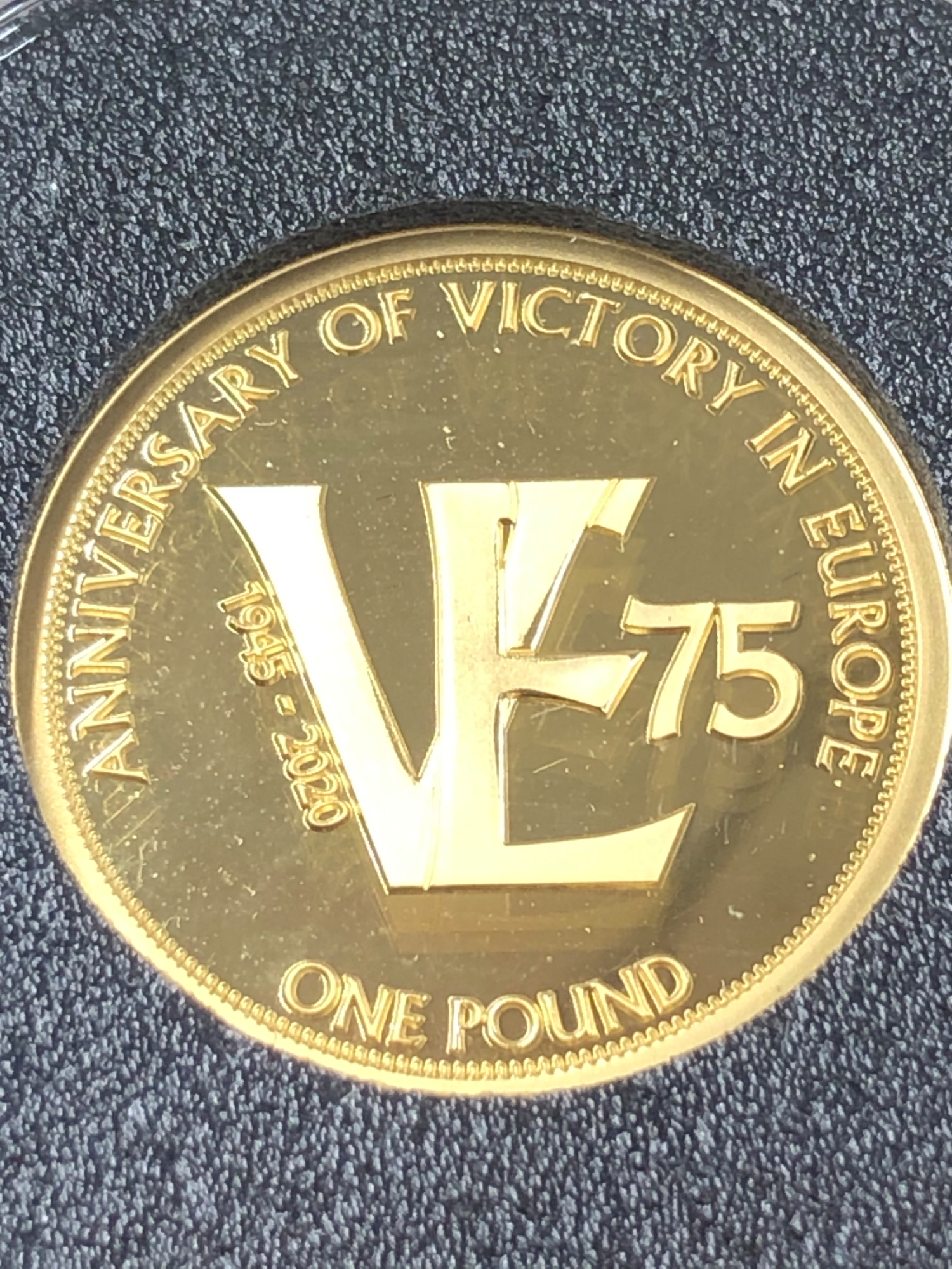 A 2020 75th ANNIVERSARY OF VE DAY £1 GOLD PROOF COIN. 22ct GOLD, 22mm DIAMETER, OBVERSE QUEEN - Image 2 of 3