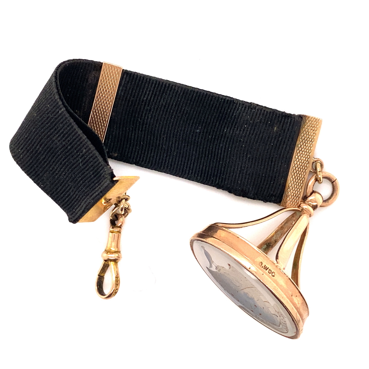 AN EARLY 20th CENTURY HARDSTONE SEAL INTAGLIO FOB MOUNTED IN 9ct ROSE GOLD, ATTACHED TO A BLACK