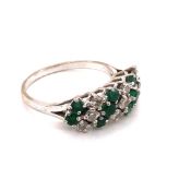 A VINTAGE 18ct STAMPED EMERALD AND DIAMOND HORIZONTAL CLUSTER RING. TEN EMERALDS AND NINE DIAMONDS