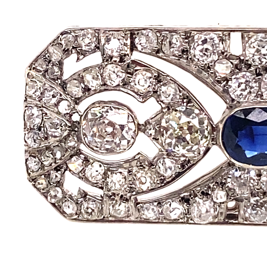 AN EDWARDIAN SAPPHIRE AND DIAMOND PANEL BROOCH. THE CENTRE OVAL MIXED CUT SAPPHIRE A MEDIUM TO - Image 2 of 6