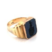 AN ANTIQUE 9ct GOLD STAMPED AND ASSESSED INLAID SEAL SIGNET RING. THE SEAL BEARING A CARVED INTAGLIO