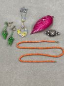 A COLLECTION OF VINTAGE JEWELLERY TO INCLUDE A ROW OF CORAL BEADS WITH 9ct GOLD ROUNDELS AND A 9ct