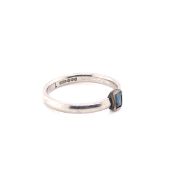 A PLATINUM AND SAPPHIRE RUB OVER SET RING. FINGER SIZE N 1/2. WEIGHT 4.1grms.