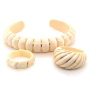 AN IVORY AND GOLD CUFF BANGLE, AND TWO ASSOCIATED RINGS. THE RING SIZES O AND L 1/2. EACH PIECE WITH