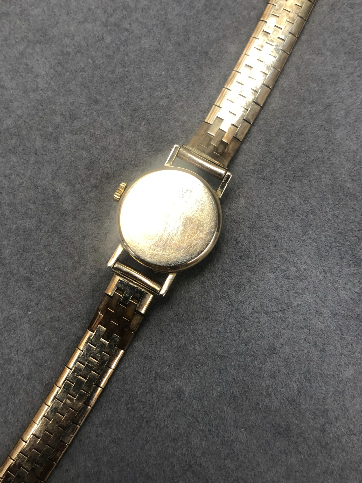 A 9ct GOLD TISSOT LADIES WRIST WATCH ON A BRICK STYLE STRAP WITH LADDER CLASP GROSS WEIGHT 21.2 grms - Image 4 of 7