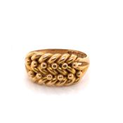 AN ANTIQUE 18ct HALLMARKED YELLOW GOLD KEEPER RING. DATED 1913, BIRMINGHAM, FOR W.L. FINGER SIZE