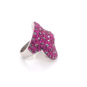 A HOT PINK AND BLACK MULTI CUBIC ZIRCONIA MODERN COCKTAIL RING STAMPED 925 AND ASSESSED AS SILVER.