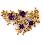 A VINTAGE 9ct GOLD HALLMARKED YELLOW GOLD AND AMETHYST STYLISED BROOCH. DATED 1973, LONDON,