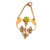AN EDWARDIAN ART NOUVEAU 9ct GOLD STAMPED AND ASSESSED PERIDOT AND SEED PEARL PENDANT WITH CHAIN