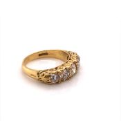 AN 18ct YELLOW GOLD HALLMARKED FIVE STONE CARVED HALF HOOP DIAMOND RING. THE FIVE DIAMONDS IN A