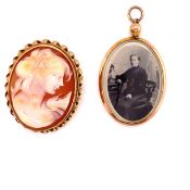 A 9ct GOLD HALLMARKED FRAMED PORTRAIT SHELL CAMEO BROOCH DATED 1977, TOGETHER WITH A 9ct GOLD