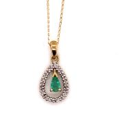 A 9ct GOLD EMERALD AND DIAMOND TEARDROP ARTICULATED PENDANT SUSPENDED ON A 9ct GOLD FINE TRACE