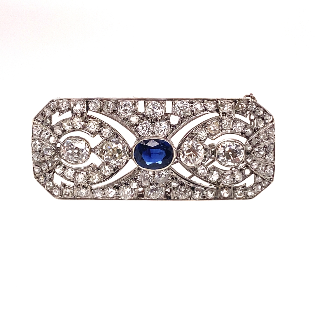 AN EDWARDIAN SAPPHIRE AND DIAMOND PANEL BROOCH. THE CENTRE OVAL MIXED CUT SAPPHIRE A MEDIUM TO - Image 6 of 6