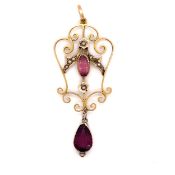 AN ART NOUVEAU PENDANT CREATED IN 9ct GOLD, SET WITH SEED PEARLS AND AN OVAL PINK FACETED