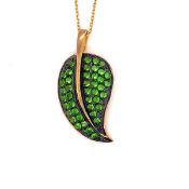 A SILVER GILT GREEN STONE SET LEAF FORM PENDANT SUSPENDED ON A SILVER GILT BELCHER CHAIN. CHAIN