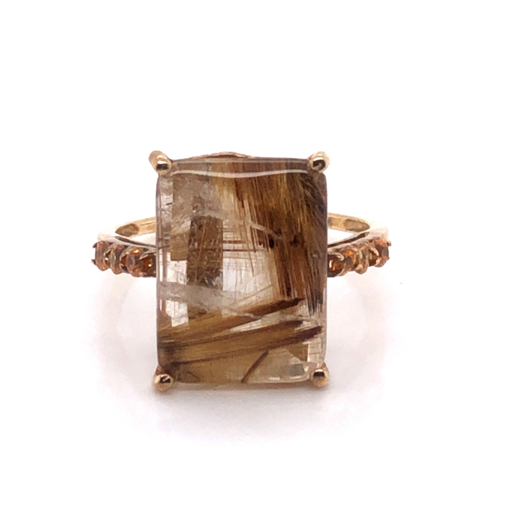 A 9CT HALLMARKED YELLOW GOLD AND RUTILATED QUARTZ DRESS RING WITH STONE SET SHOULDERS. FINGER SIZE - Image 2 of 3