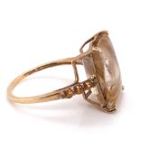 A 9CT HALLMARKED YELLOW GOLD AND RUTILATED QUARTZ DRESS RING WITH STONE SET SHOULDERS. FINGER SIZE