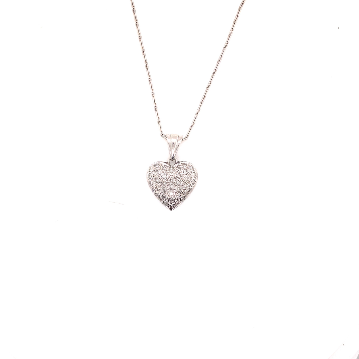 A 9ct HALLMARKED WHITE GOLD AND DIAMOND SET HEART SHAPED PENDANT SUSPENDED ON A 9ct WHITE GOLD - Image 3 of 3