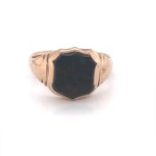 AN ANTIQUE 9ct OLD GOLD (MARKS RUBBED, TESTED) GENTLEMAN'S BLOODSTONE SHIELD SHAPE SIGNET RING.