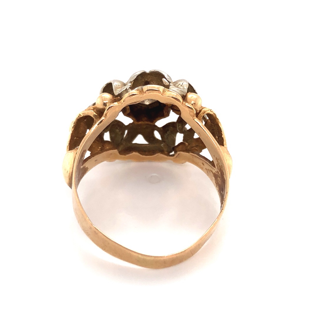 AN ANTIQUE 18ct YELLOW AND WHITE GOLD ORNATE DIAMOND SET RING. THE DIAMOND IN AN OCTAGONAL FORMED - Image 4 of 4