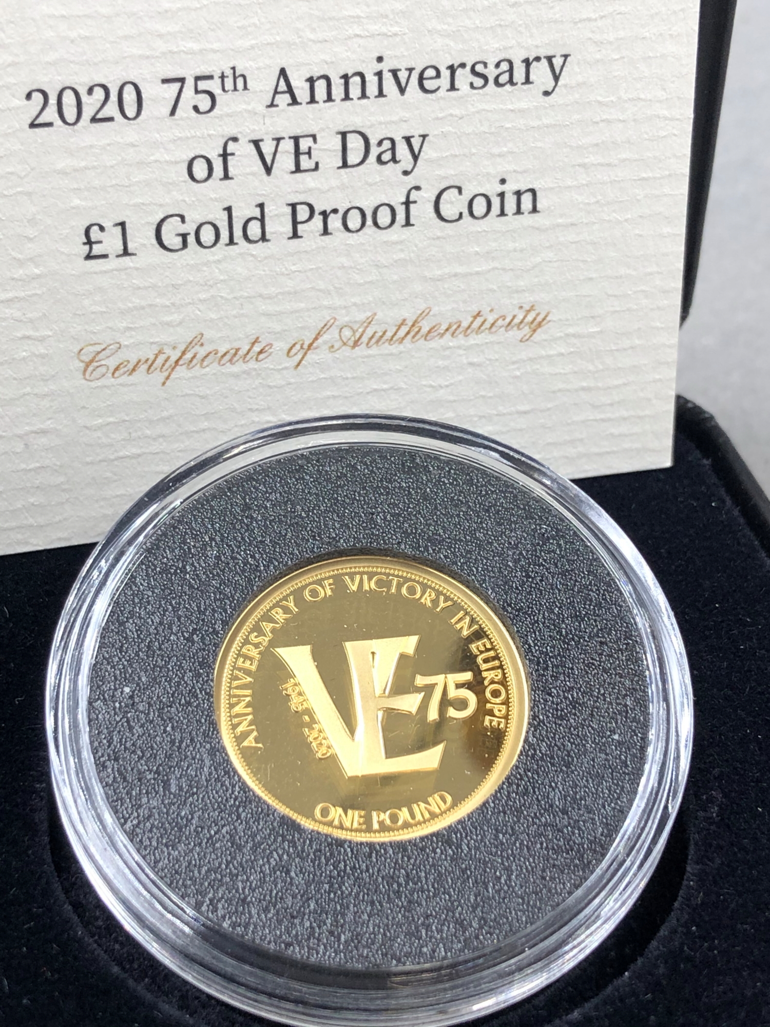 A 2020 75th ANNIVERSARY OF VE DAY £1 GOLD PROOF COIN. 22ct GOLD, 22mm DIAMETER, OBVERSE QUEEN