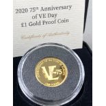 A 2020 75th ANNIVERSARY OF VE DAY £1 GOLD PROOF COIN. 22ct GOLD, 22mm DIAMETER, OBVERSE QUEEN