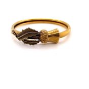 AN ANTIQUE 18ct YELLOW GOLD SCOTTISH THISTLE BANGLE WITH INTEGRAL THISTLE FASTENING. INTERNAL