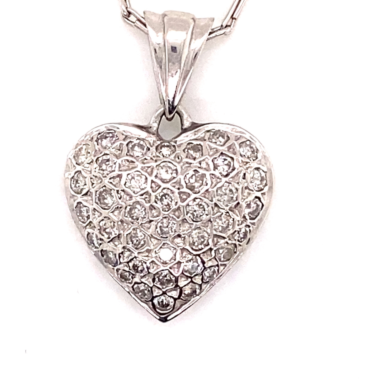 A 9ct HALLMARKED WHITE GOLD AND DIAMOND SET HEART SHAPED PENDANT SUSPENDED ON A 9ct WHITE GOLD - Image 2 of 3