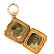 A 14ct YELLOW GOLD ART DECO STYLE LOCKET. THE HINGED LOCKET WITH TWO GLAZED INTERNAL PANELS.