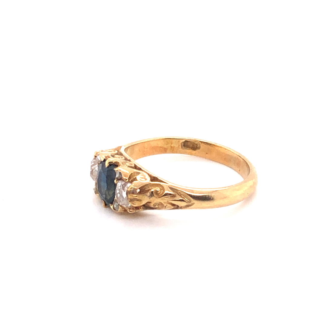 AN ANTIQUE 18ct GOLD STAMPED SAPPHIRE AND DIAMOND THREE STONE CARVED RING WITH A FURTHER FOUR ROSE - Image 2 of 2